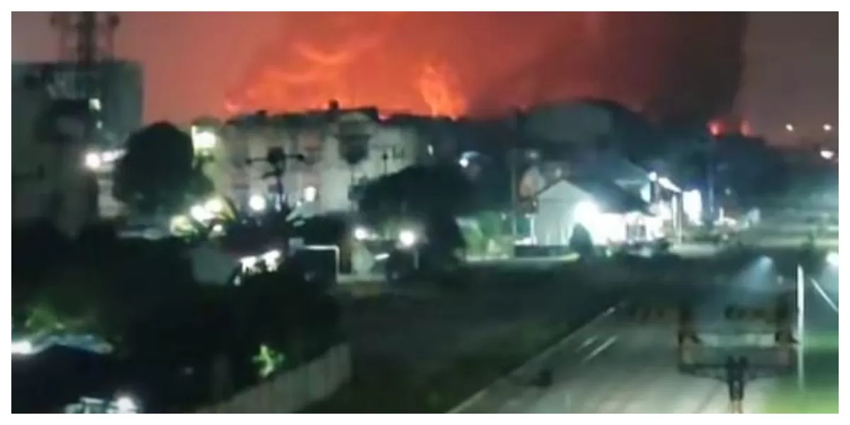 Kebakaran di pabrik Swallow Medan Deli. (Realitasonline.id/Dok)