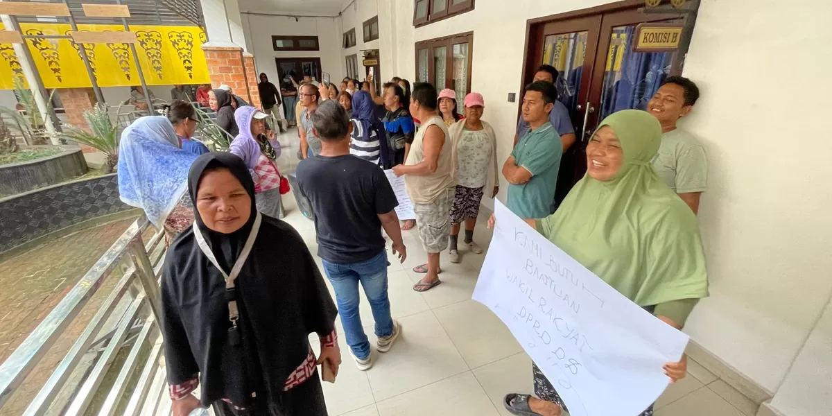 Puluhan pedagang Jalan Hasanudin (Pasar III) Lubuk Pakam mendatangi Kantor DPRD Kabupaten Deli Serdang