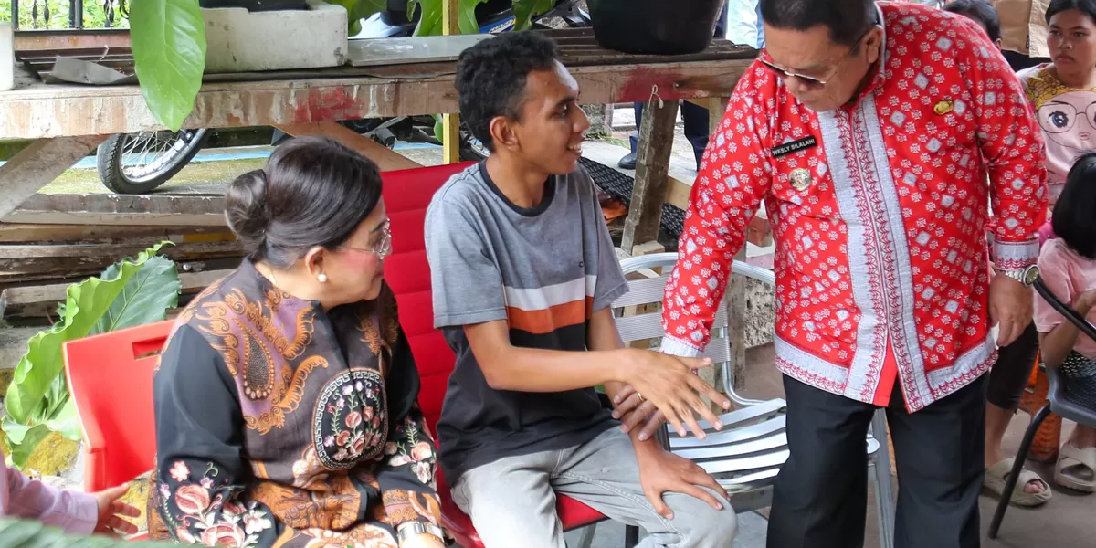 Wesly Silalahi didampingi istri memberikan semangat dan doa kepada Septiano agar cepat pulih (Realitasonline.id/RH)