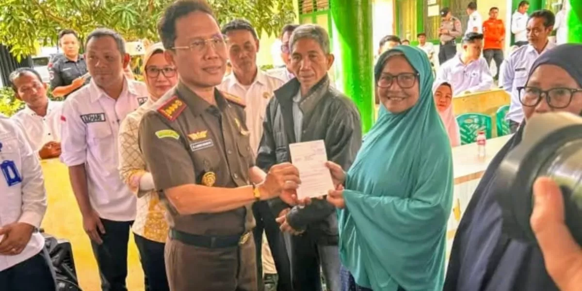 Kajari Padangsidimpuan Lambok MJ Sidabutar, turut menyerahkan bantuan warga yang terdampak bencana banjir dan longsor di sejumlah wilayah Kota Padangsidimpuan berlangsung di Aula Kantor Kecamatan Padangsidimpuan Hutaimbaru, Kota Padangsidimpuan, Selasa (28/1/2026).(Foto : Realitasonline / Riswandy)