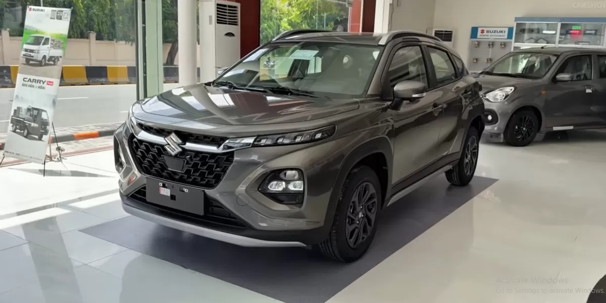 Suzuki Fronx 2026 Best Budget Hybrid Crossover SUV adalah sebuah SUV crossover kompak yang dirancang untuk menjadi pilihan ekonomis bagi pengendara modern yang menginginkan keseimbangan antara efisiensi bahan bakar (Tangkapan Layar YouTube CarShow TV)