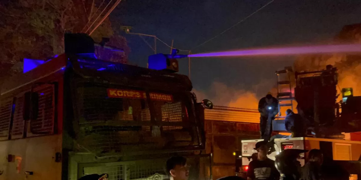 Mobil Armaoured Water Cannon (AWC) Kenderaan taktis yang biasa digunakan sebagai pengendali Massa Saat Demo diterjunkan kelokasi kebakaran bersama puluhan personil Brimob Poldasu. 