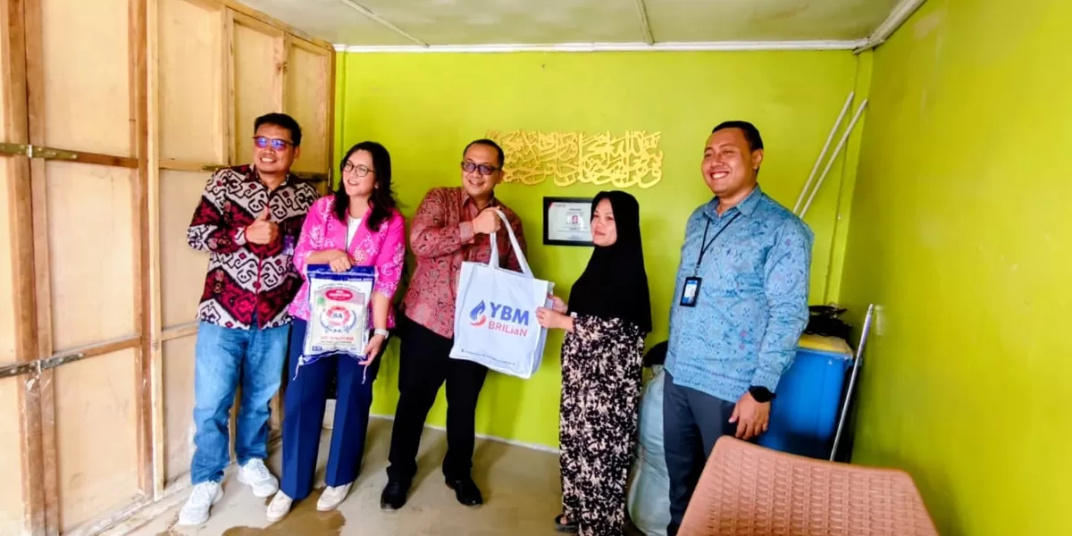 PT BRI (Persero) Tbk kembali menunjukkan kepeduliannya terhadap mitra dan masyarakat terdampak bencana dengan menyalurkan bantuan paket sembako kepada nasabah pinjaman dan Agen BRILink di wilayah terdampak banjir di Kecamatan Batangtoru, Kabupaten Tapsel, kemarin.(Foto : Realitasonline/Riswandy)