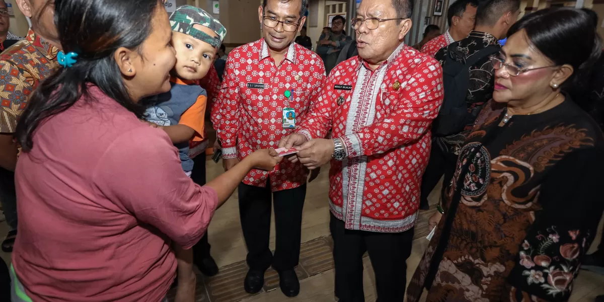 Wali Kota Wesly menyapa masyarakat di MPP Pematangsiantar (Realitasonline.id/RH)