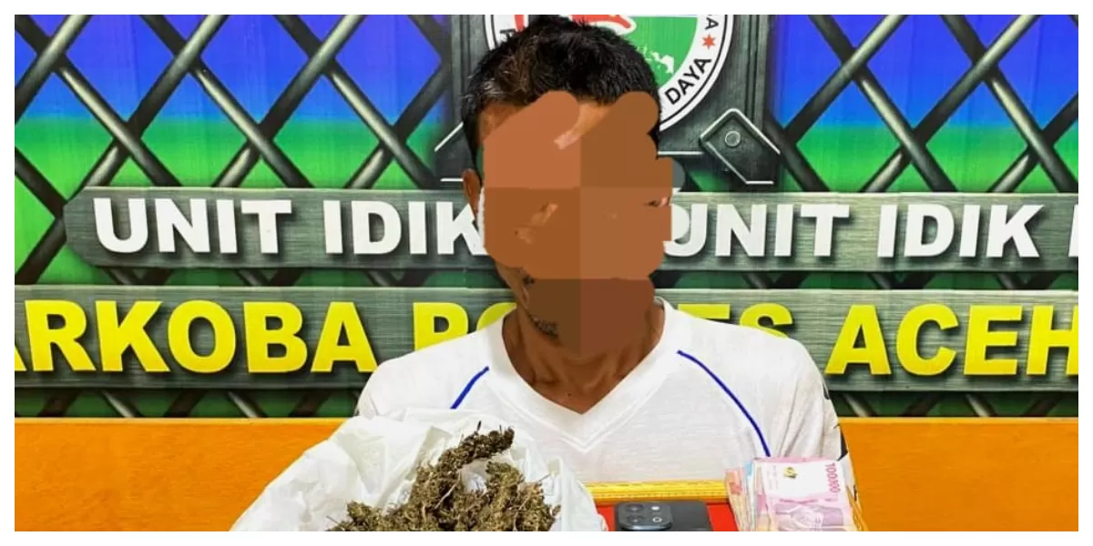 Terduga pemilik ganja kering asal Blangpidie diborgol pihak Satres Narkoba Polres Abdya. (Realitasonline.id/Zal)