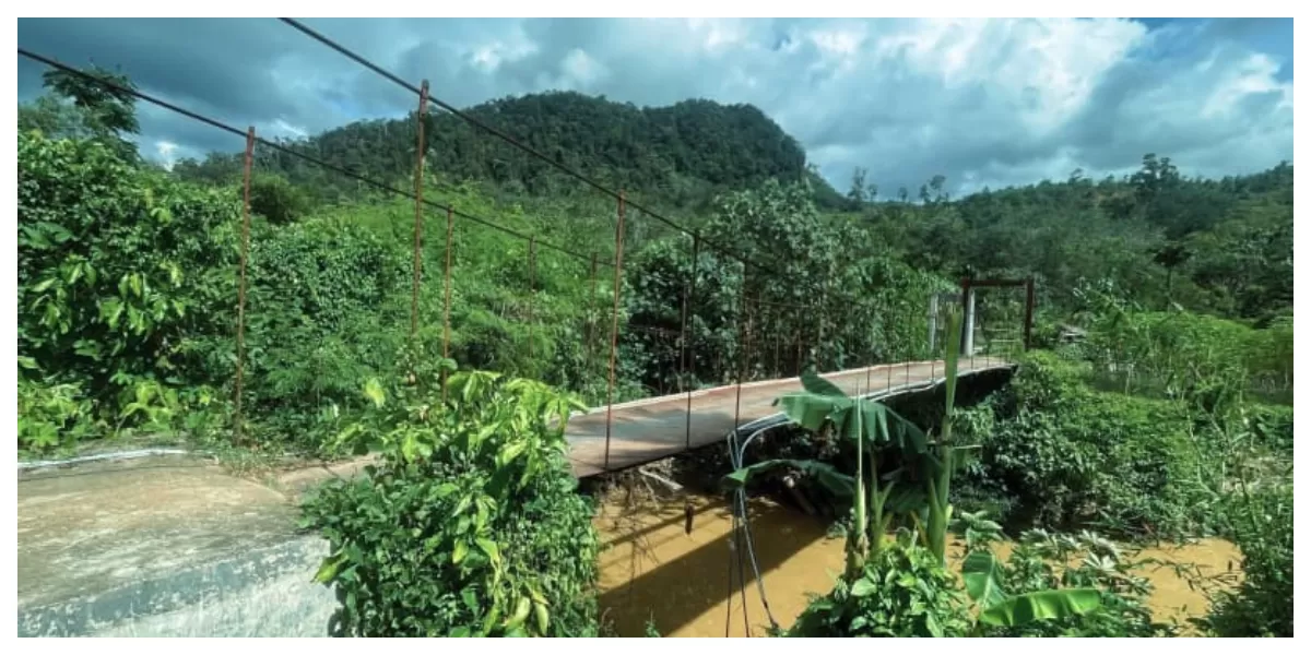 Demi keselamatan warga Brimob Poldasu mengecek kondisi Titi Gantung di Tukka Tapteng. (Realitasonline.id/Humas Poldasu/Ogek Tanjung)