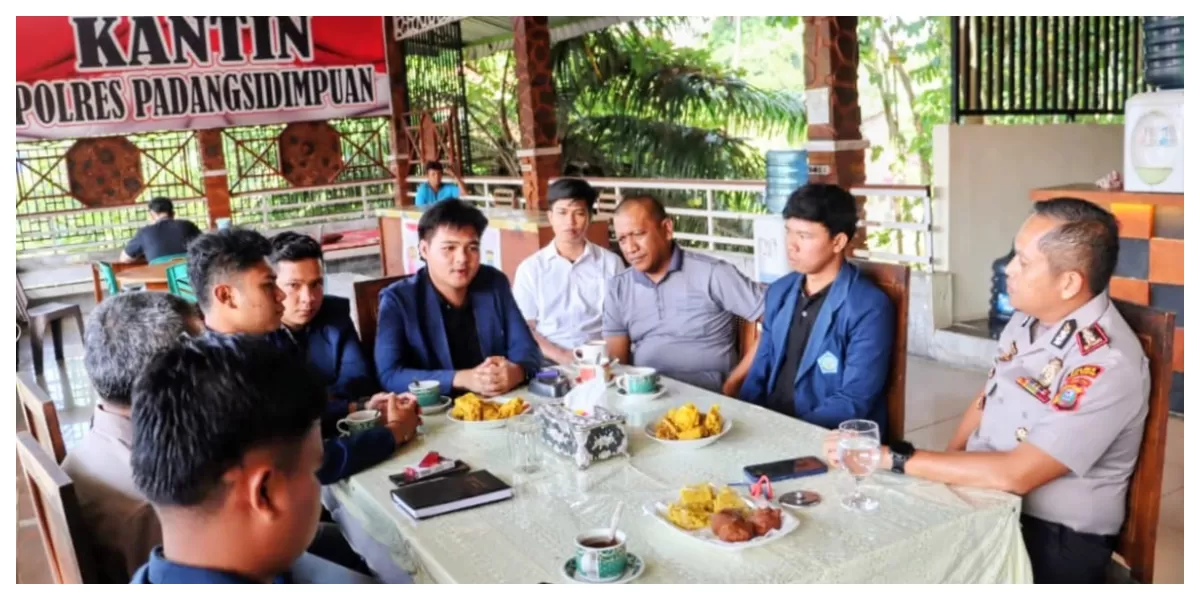 Keterangan gambar : Audensi  Kapolres Padangsidimpuan AKBP Dr. Wira Prayatna, menerima audiensiBEM UGN Padangsidimpuan, di Mapolres Padangsidimpuan, Jalan SM Raja, Kota Padangsidimpuan, Rabu (28/1/2026).(Foto : Realitasonline / Riswandy)