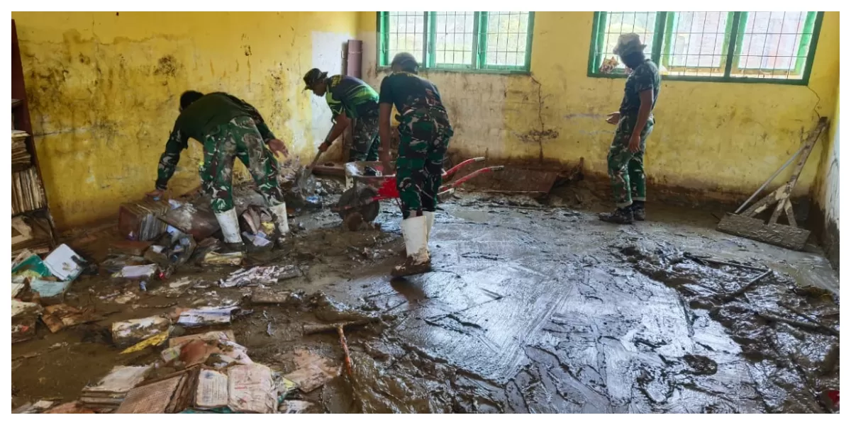 Personil Kodam I/BB tergabung dalam Satgas Gulbencal bersihkan sisa lumpur akibat nanjir dan longsor di Desa Bandar Tarutung  Tapsel. (Realitasonline.id/Pendam I/BB/Ogek Tanjung)