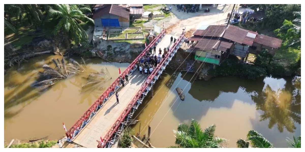 Pangdam I/BB Mayjen TNI Hendy Antariksa Tinjau Jembatan Bailey Penghubung Besilam dan Banjar Raya. (Realitasonline.id/Pendam I/BB/Ogek Tanjung)