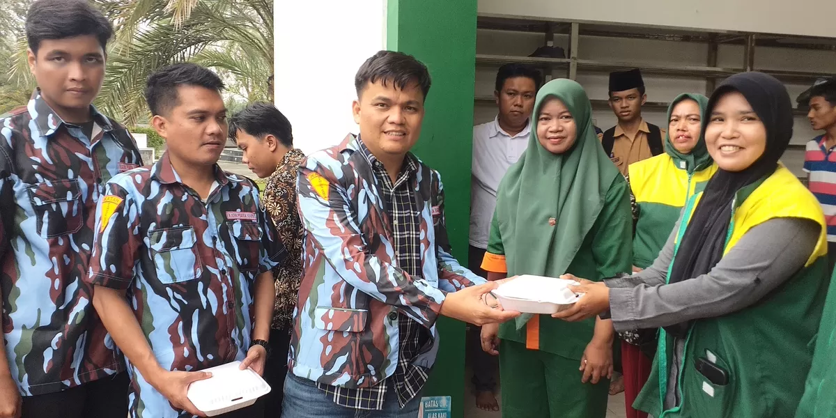DPD Sapma IPK Deli Serdang membagikan makanan siap saji dalam agenda Jumat Berkah. Jumat, (30/1/2026). (Realitasonline.id/dok)