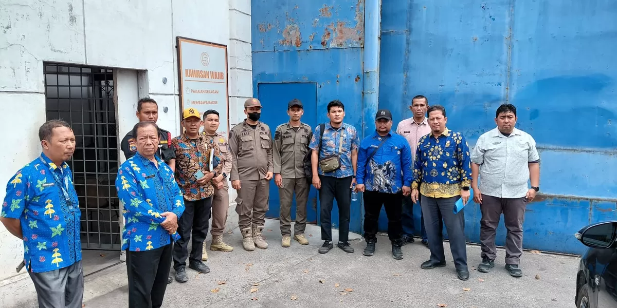 Tim Terpadu Optimalisasi PAD Deli Serdang tidak diperkenankan masuk ke area perusahaan PT Ganda Saribu di Jalan Medan-Binjai, Km 12.5, No.33, Desa Pujimulyo, Kecamatan Sunggal, Kamis (29/1/2026). Kedatangan tim terpadu bertujuan untuk melakukan pemeriksaan lapangan terkait legalitas usaha, perizinan