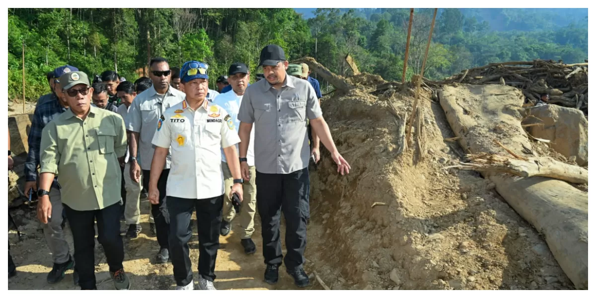 Bobby Nasution dampingi Mendagri yang juga Ketua Satgas Percepatan Rehabilitasi dan Rekonstruksi Pascabencana Sumatera Tito Karnavian tinjau normalisasi sungai di Hutanabolon Tukka Tapanuli Tengah. (Realitasonline.id/Kominfo Sumut/Imam Syahputra)