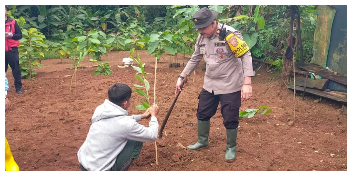  Polsek Cibinong bersama Muspika Cibinong melaksanakan penanaman hutan kota di Pakansari, Jumat (30/1/2026). (Realitasonline.id/Dok)