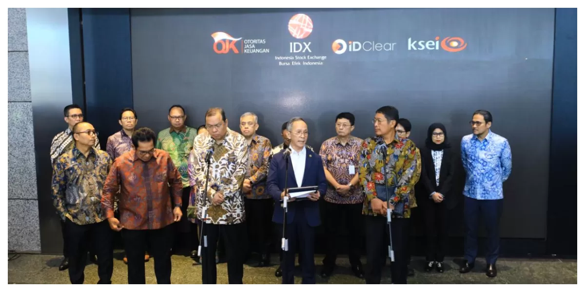 Ketua Dewan Komisioner OJK Mahendra Siregar dalam jumpa pers di Bursa Efek Indonesia (BEI). (Realitasonline.id/Dok)