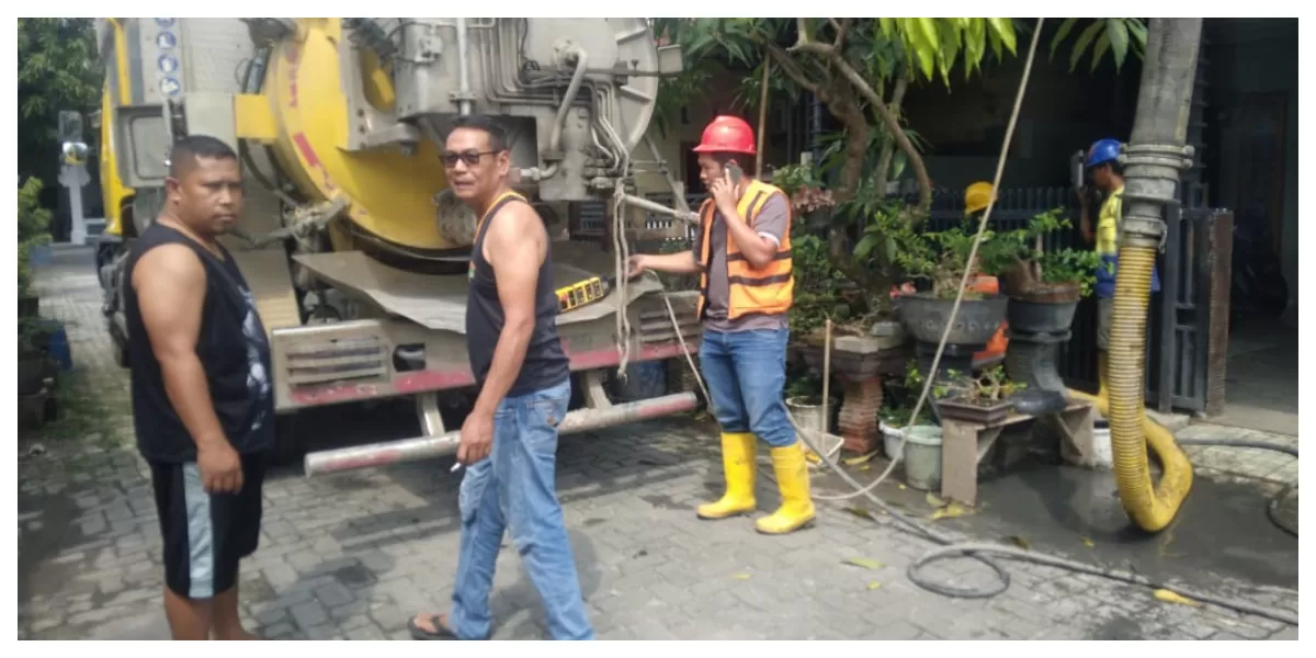 Personil dari Dinas SDABMBK lakukan normalisasi parit untuk atas banjir. (Realitasonline.id/Dok)  