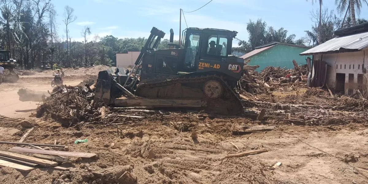 Alat berat milik TNI diterjunkan pulihkan pemukiman infrastruktur pasca bencana banjir di Tapteng.