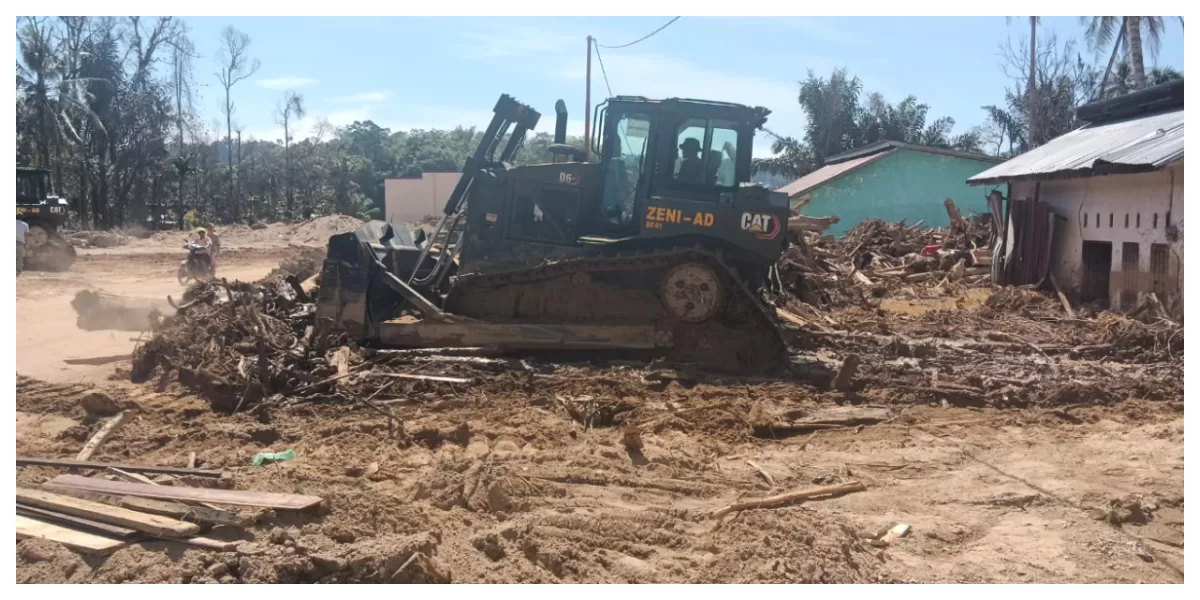 Alat berat milik TNI diterjunkan untuk pulihkan pemukiman dan infrastruktur pasca bencana banjir di Tapteng. (Realitasonline.id/Pendam I/BB/Ogek Tanjung)