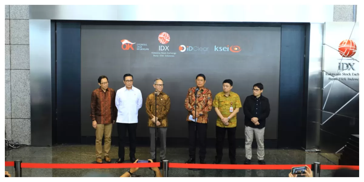 Kepala Eksekutif Pengawas Pasar Modal, Keuangan Derivatif dan Bursa Karbon OJK, Inarno Djajadi pada konpresi pers di kantor BEI Jakarta. (Realitasonline.id/Dok)