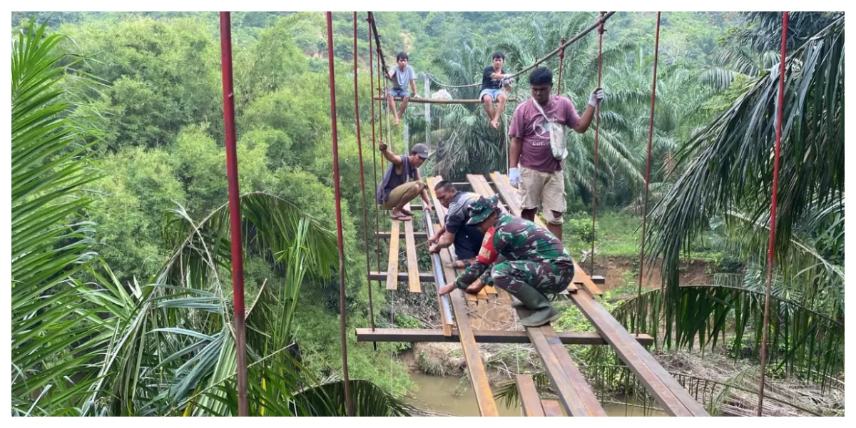 Satgas Kodim 0212/TS Rehab Jembatan Gantung di Desa Rondaman Palas. (Realitasonline.id/Dok)