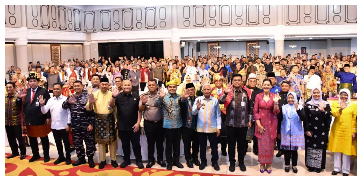 Bupati Samosir Vandiko Timotius Gultom foto bersama pada acara Konsultasi Publik Rencana Kerja Pemerintah Daerah (RKPD) Provsu Tahun 2027 dibuka Gubsu (Realitasonline.id/Dok)