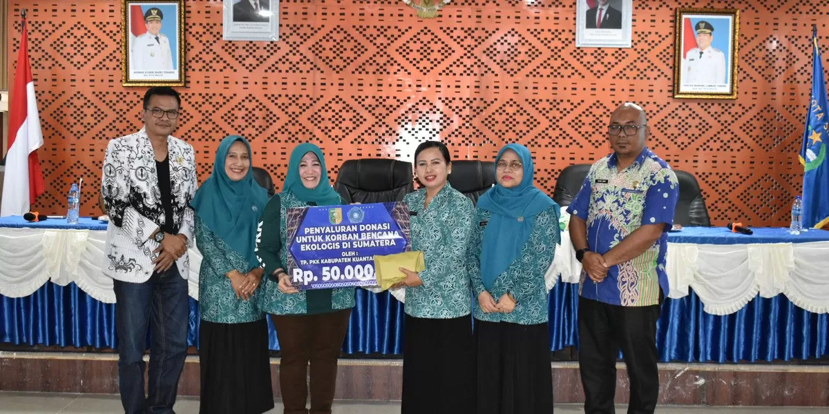 Wakil Ketua TP-PKK Kota Sibolga, Ny. Lumsedia menerima bantuan kemanusiaan dari Ketua TP-PKK Kabupaten Kuantan Singingi, Hj. Yulia Herma Suhardiman. (Realitasoneline.id/Dok)