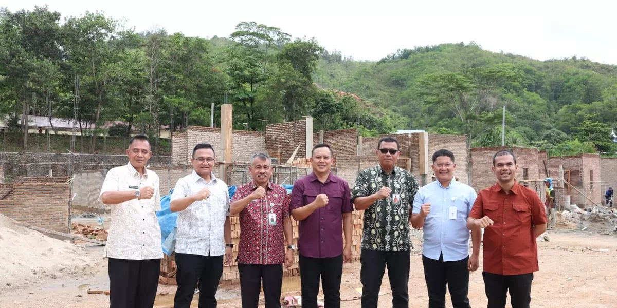 Sejumlah Kepala Dinas Pemprov Sumut meninjau pembangunan huntap di Kelurahan Aek Parombunan, Kecamatan Sibolga Selatan. (Realitasonline.id/Dok)