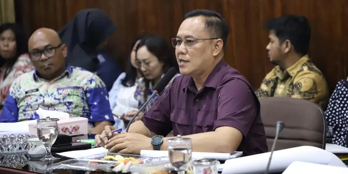Sekretaris Daerah Kota Sibolga, Drs. Herman Suwito,  memberikan pemaparan pada rapat kerja gabungan yang digelar di Ruang Rapat I DPRD Kota Sibolga. (Realtasonline.id/Dok) 