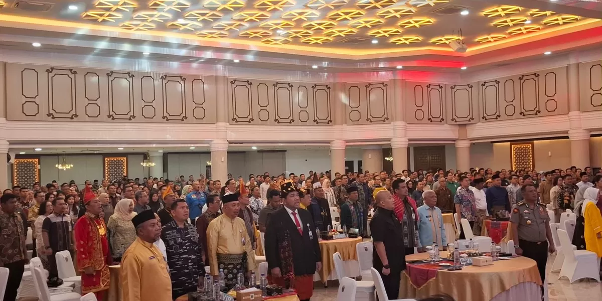 Dengan berpakaian adat, Wawako Sibolga Pantas Tobing menghadiri Konsultasi Publik RKPD Sumut 2027. (Realitasonline.id/Dok)