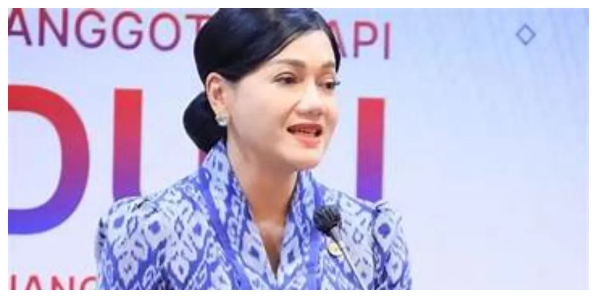 Friderica Widyasari Dewi, Ketua dan Wakil Ketua OJK yang baru ditetapkan pada rapat Dewan Komisioner OJK di Jakarta. (Realitasonine,id.Dok)