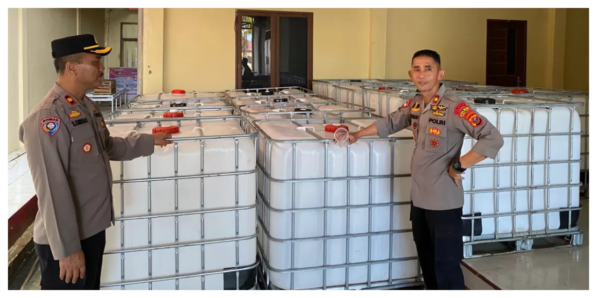 Alumni Akpol Base 99 Parade 08 menyerahkan 15 unit tandaon (tangki air) kepada korban banjir dan longsor di Tapteng yang masih kesulitan air bersih. (Realitasonline.id/Humas Poldasu/Ogek Tanjung)