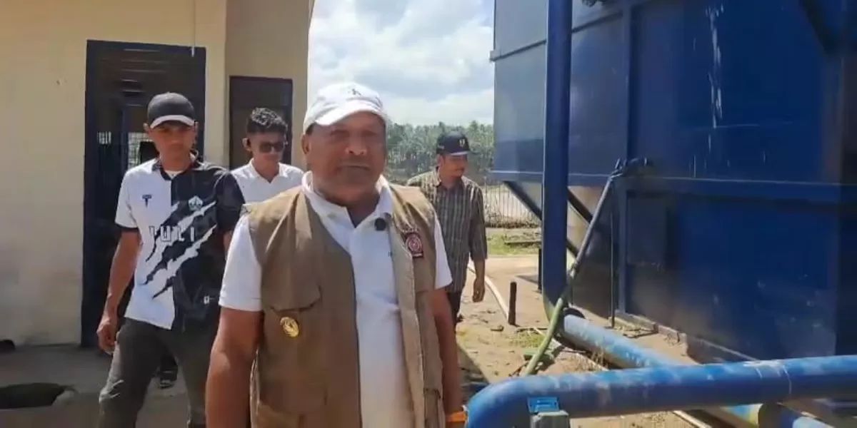 Bupati Bireuen, Mukhlis turun ke daerah untuk memastikan ketersediaan air bersih bagi warga terdampak banjir. Foto: Dokumen Kominsa Bireuen