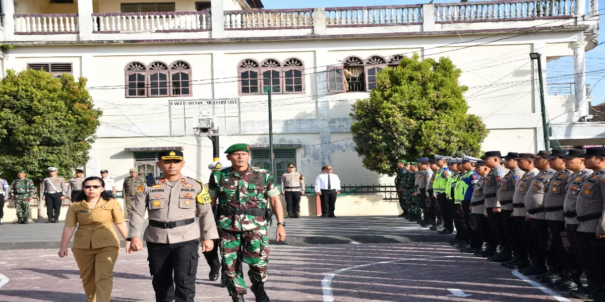 Wakapolres Samosir Kompol Briston AM Napitupulu memeriksa pasukan saat apel Operasi Keselamatan Toba 2026  (Realitas online.id/nas)