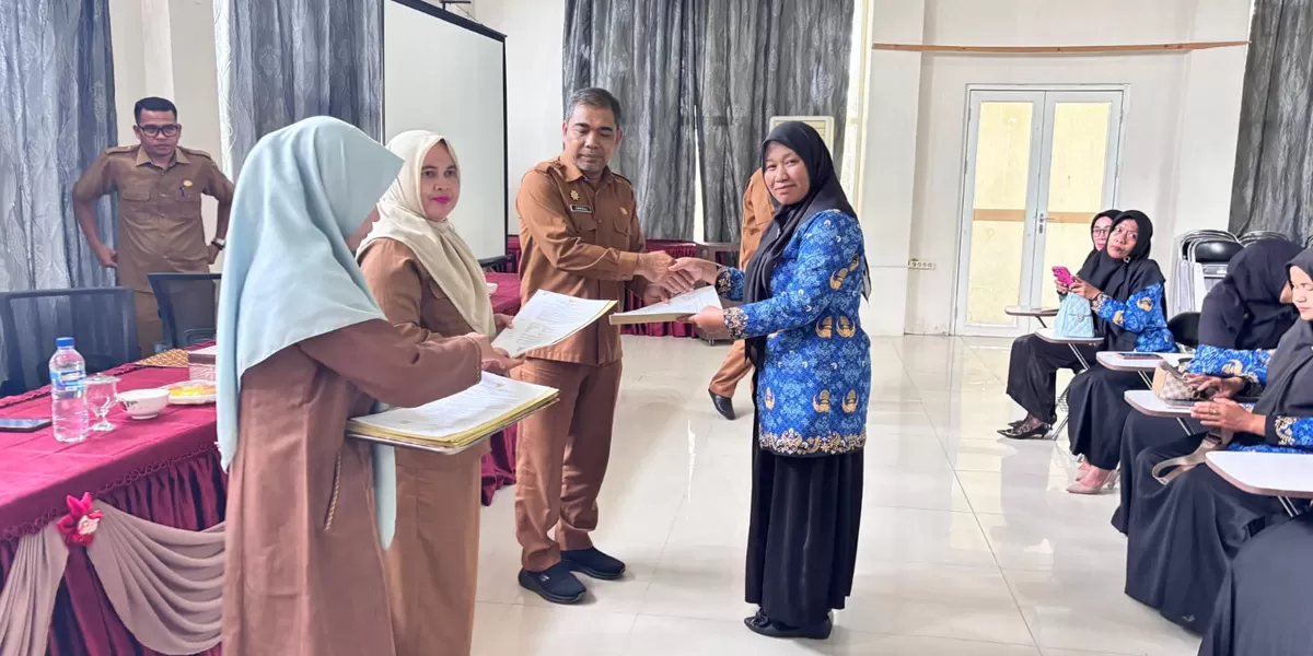 Plt Sekda Abdya Amrizal SSos menyerahkan SK perpanjangan untuk 22 PPPK Formasi 2021 di Aula BKPSDM setempat, Selasa (3/2/2026)