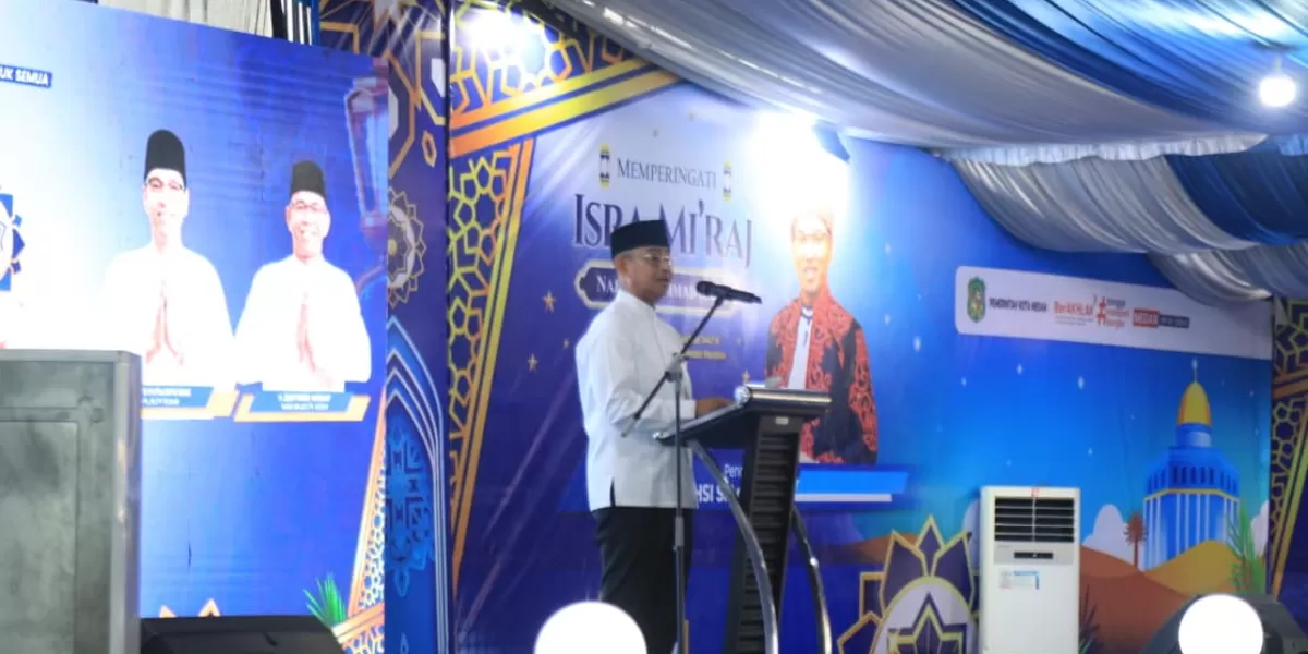 Sekda Medan Wiriya Alrahman mewakili Wali Kota Rico Waas sampaikan sambutan pada momen perayaan Isra' Mi'raj Nabi Muhammad SAW 1447 H di Kecamatan Medan Marelan, Senin (2/2/2026).