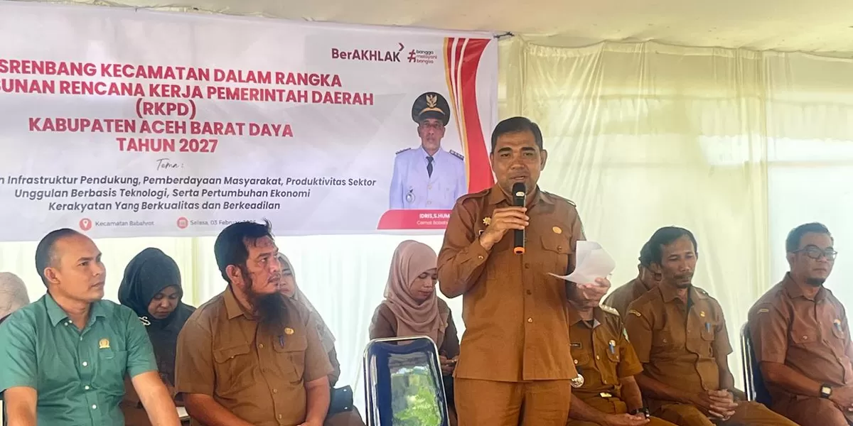 Plt Sekda Abdya, Amrizal SSos didampingi Kepala Bapperida, Sufrinaldi SH (dua dari kiri) membuka kegiatan Musrenbang di Kecamatan Babahrot, Selasa (3/2).