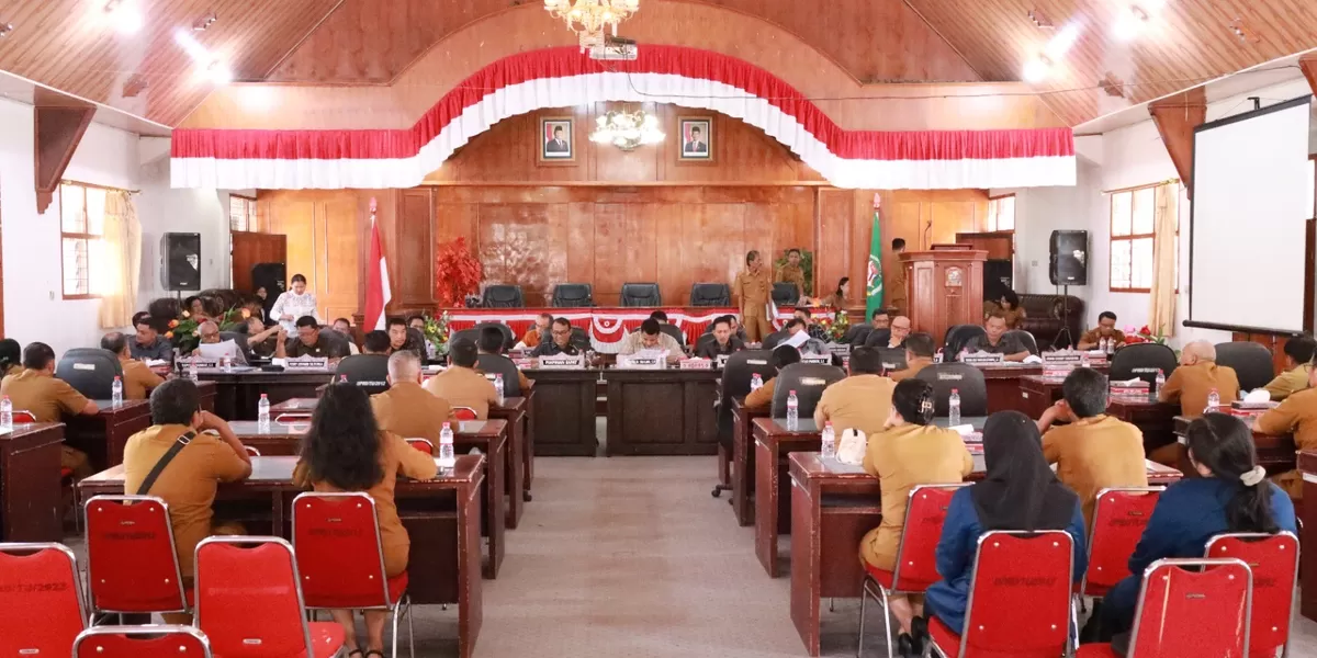 Gabungan komisi DPRD Taput saat rapat kerja dengan Pemkab membahas percepatan penanganan pasca bencana alam. (Realitasonline id/AS)