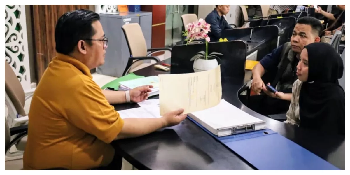 Warga datang untuk mengambil produk hasil roya yang telah diajukan sebelumnya di Kantah Bandung. (Realitasonline.id/Dok)