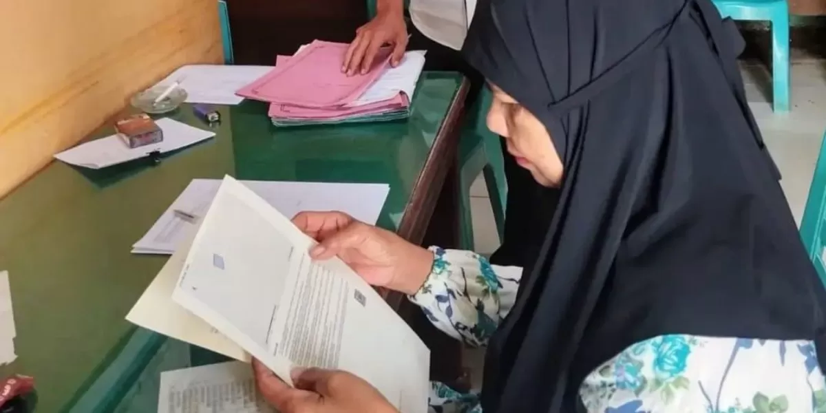 Kantah Kota Padangsidimpua serahkan sertifikat tanah melalui program PTSL kepada masyarakat Kelurahan Sitamiang Baru, Kecamatan Padangsidimpuan Selatan, Kota Padangsidimpuan, Selasa (3/2/2026).(Foto : Realitasomline / Riswandy)