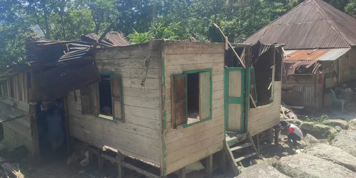 rumah warga yang menjadi korban pohon tumbang di Baktiraja ( Realitasonline.id/Dok)