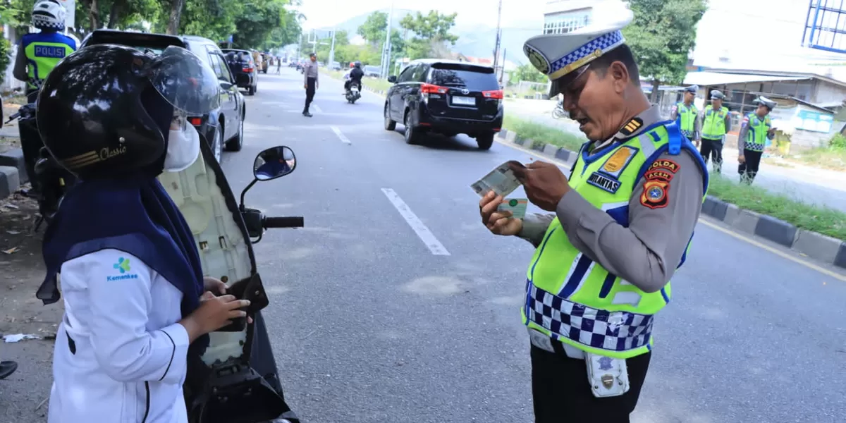 Personil Polantas Polda Aceh sedang memeriksa surat kenderaan pada Operasi Keselamatan Seulawah 2026 yang digelar di ruas jalan kawasan Banda Aceh. Foto. Dokumen Realitasonline. id
