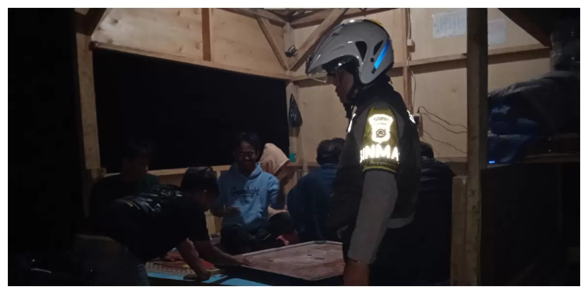 Bhabinkamtibmas Desa Sukamahi, Aiptu Toni A, patroli sambang Satkamling guna menjaga kamtibmas tetap kondusif. (Realitasonline.id/Dok)