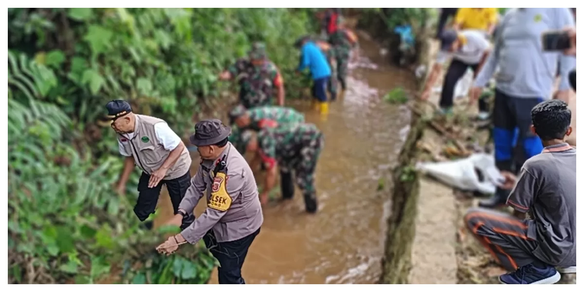 TNI, Polri, Forkopimcam Cibinong, dan unsur masyarakat menggelar Operasi Kebersihan Kali Cikupa di wilayah Kelurahan Nanggewer, Kecamatan Cibinong, Kabupaten Bogor, Rabu (4/2/2026). (Realitasonline.id/Dok)