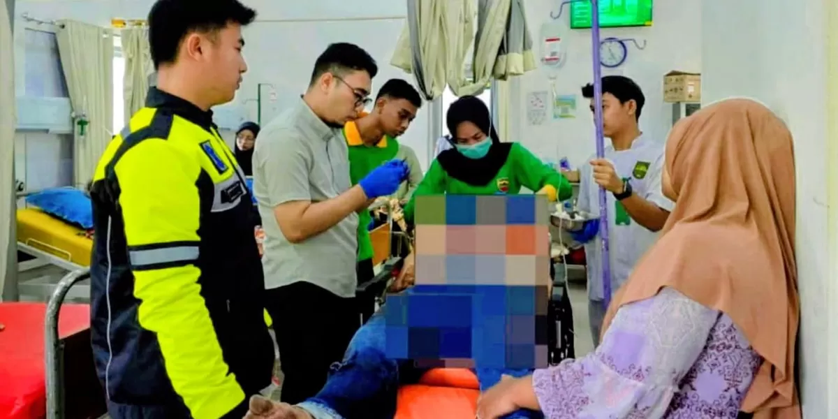 Personil Sat Lantas Polres Tapsel melakukan merujuk para korban laka lantas di RSU TNI AD di Kota Padangsidimpuan. (Foto : Realitasonline / Ist)