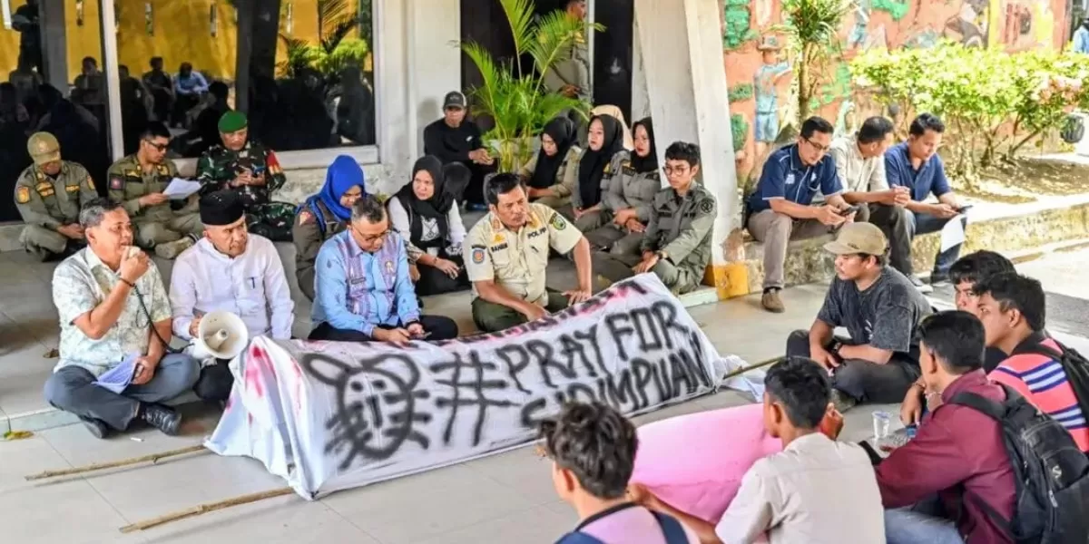 DPRD Kota Padangsidimpuan menerima dan menampung berbagai aspirasi yang disampaikan oleh perwakilan masyarakat dan mahasiswa dalam pertemuan yang berlangsung di halaman DPRD setempat, Rabu (4/2/2026). (Foto : Realitasonline / Riswandy)
