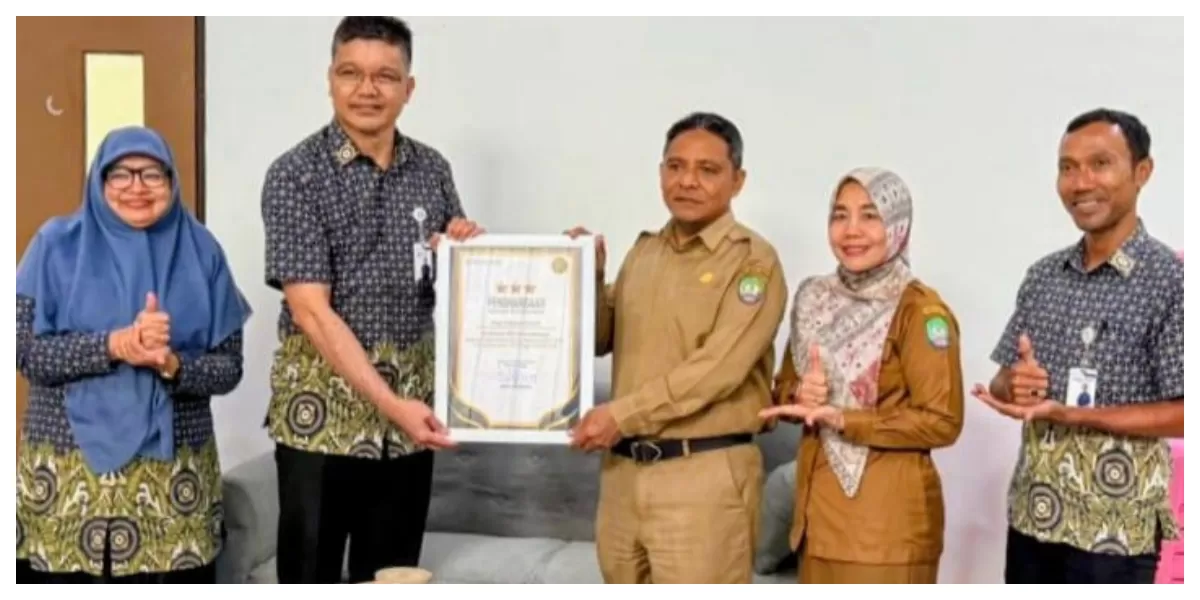 Direktur RSUD-TP Abdya dr Ismail Muhammad SpB, saat menerima apresiasi Fasilitas FKRTL dari BPJS Kesehatan Cabang Meulaboh. Foto direkam Selasa (3/2/2026) lalu. (Realitasonline.id / Dok)