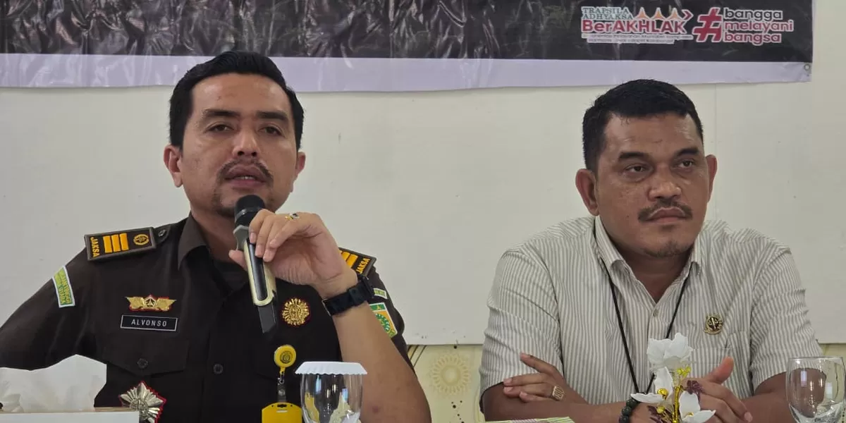 Alvonso Manihuruk dan Yudhi Sahputra sampaikan penerangan hukum (Realitasonline.id/RH)