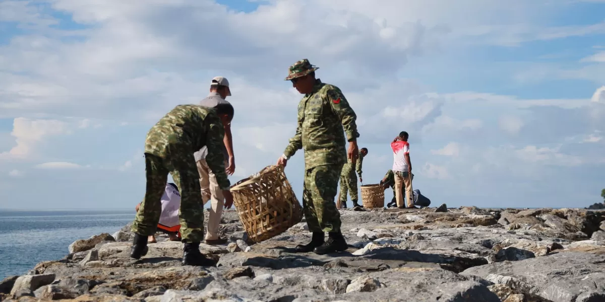 Personil Kodim 0107/Asel Bersama Pemda dan Masyarakat Gelar Jumat Bersih.(realitasonline.id/zul)