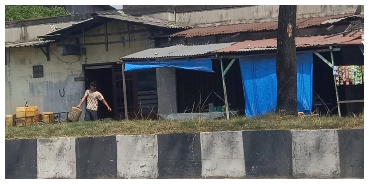 Keterangan Foto : Satu Unit Rumah Jalan Raya Pelabuhan Diduga Dijadikan Tempat Penimbunan BBM Illegal (Realitasonline.id / Dok)