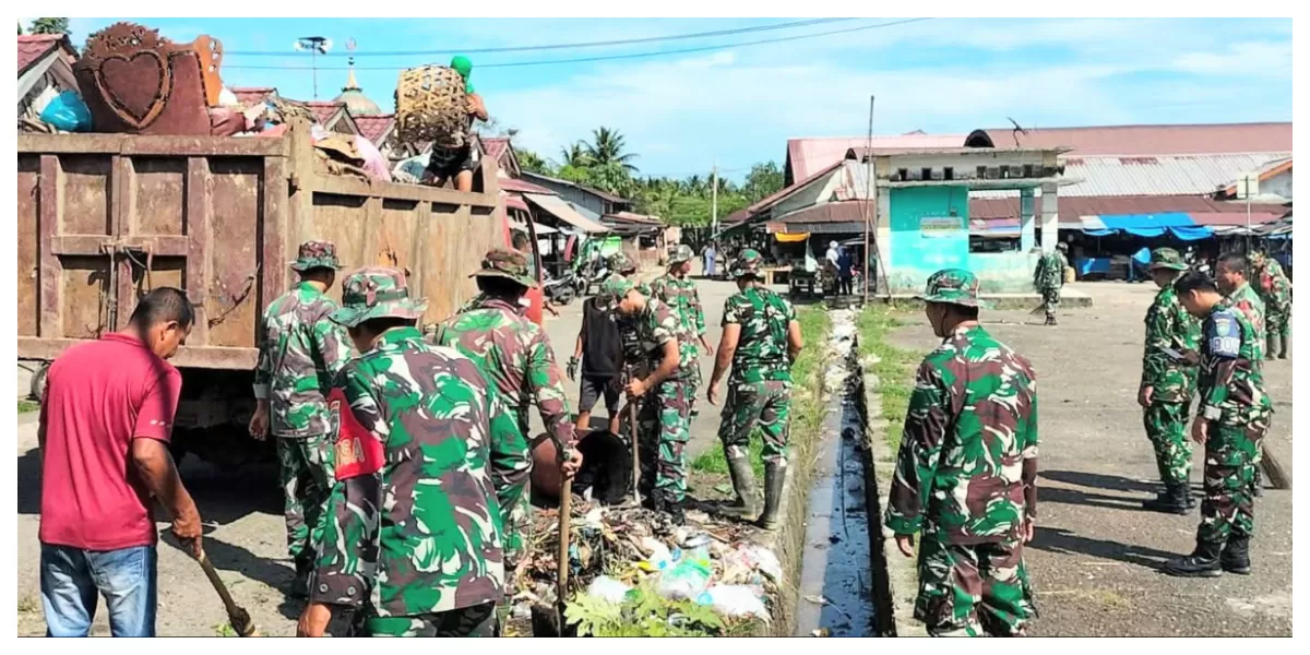 Personil Kodim 0115/Simeulue, Korem 012/Teuku Umar gelar aksi bersih-bersih bersama warga di Desa Suka Karya, Kecamatan Simeulue Timur, Kabupaten Simeulue, Aceh, Jumat (06/02/2026). (Realitasonline.id/Ris)