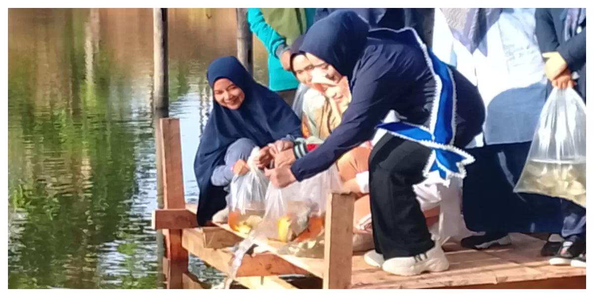 Ketua Forikan Abdya Ny Ratna Sari Dewi Safaruddin menebar ribuan benih ikan di kolam Kantor Bupati setempat, Jumat (6/2/2026)